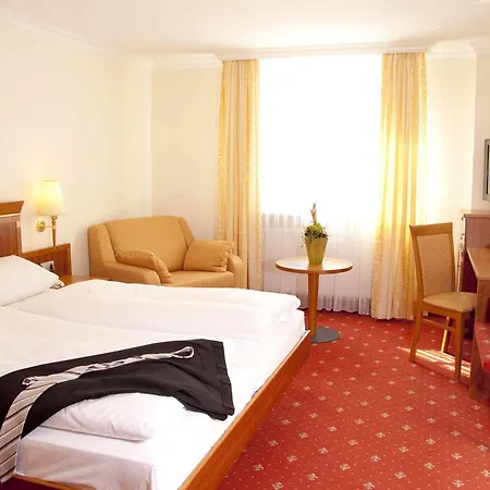 祖姆选帝侯城堡公园酒店 3* Oberschleißheim