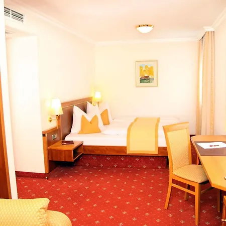 祖姆选帝侯城堡公园酒店 3* Oberschleißheim